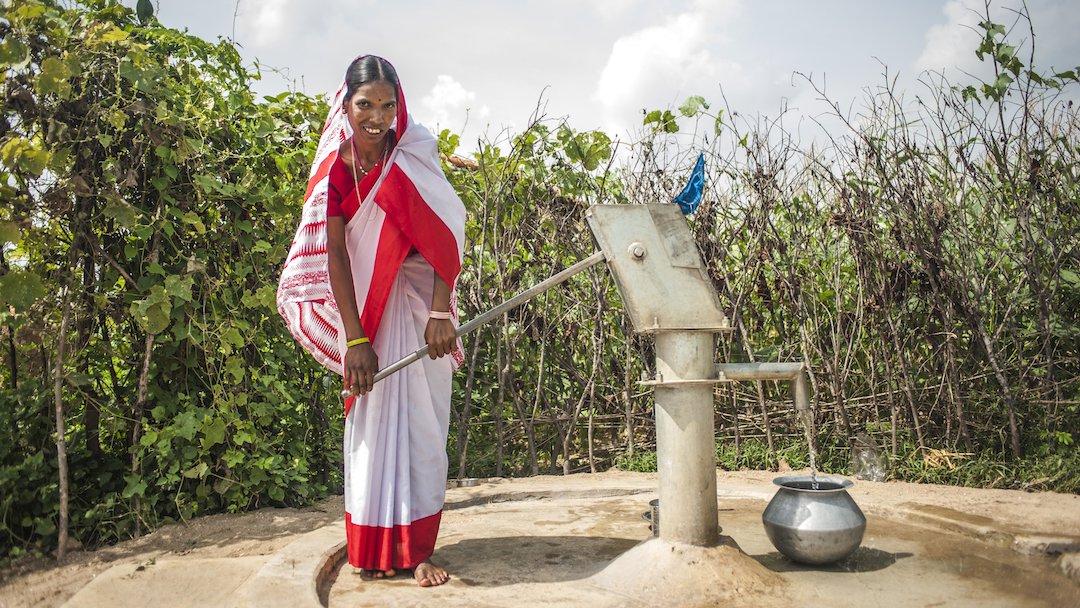 woman-pumping-water-in-india